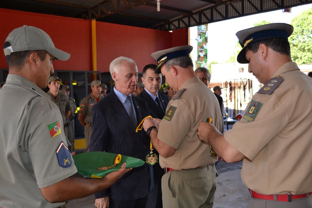 Corpo de Bombeiros recebe viaturas e equipamentos e presta homenagens